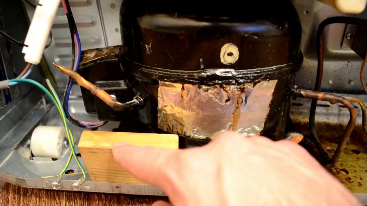 Капиллярная трубка холодильника хотпоинт аристон. Шумит холодильник причины. Стук в холодильнике. Поломки холодильников. Как устранить шум холодильника.