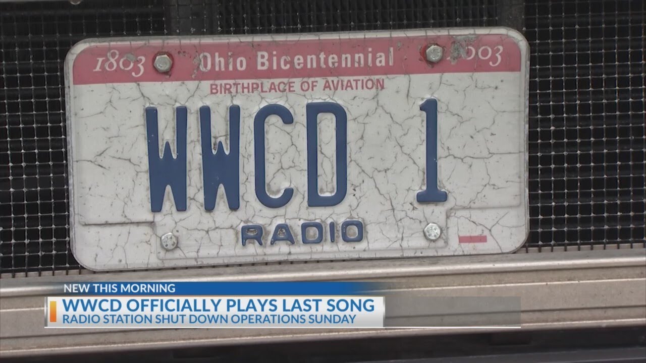 Columbus radio station WWCD plays its last song - YouTube