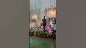 Lempar buket bunga pernikahan