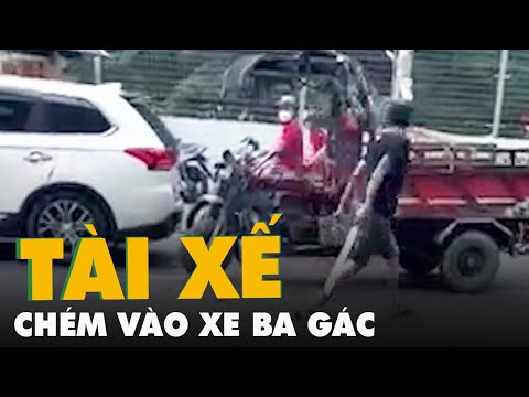 Video Tài xế xe ben cầm mã tấu chém liên tiếp vào xe ba gác... - youtube