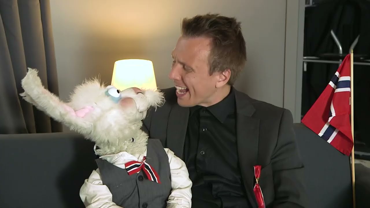 Erik prøver å lære Kalle litt om 17 Mai