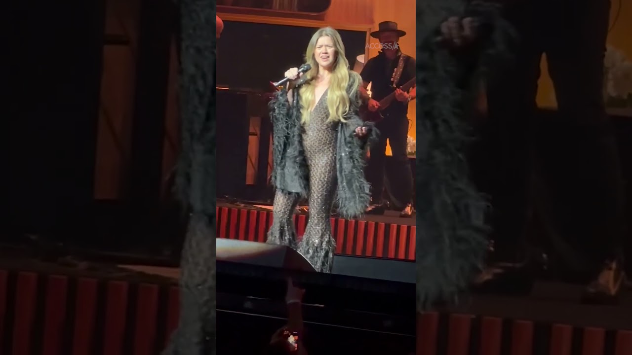 Kelly Clarkson Claps Back At Manager Who Told Her To Get A &ldquo;Boob Job&rdquo;