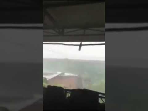 Video Gió bão sắp bay mái tôn - youtube