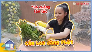 Quỳnh Quỳnh cắm hoa dâng Phật chuẩn bị cho Lễ Phật Đản, làm không ngơi tay quên luôn chồng