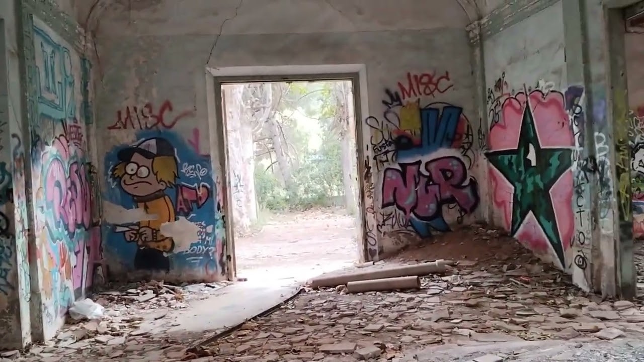 El balneario de la Puda : Curo a Isabel II  y ahora está lleno de grafitis .