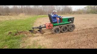 Самодельный гусеничный трактор :пашем нарезаем борозды ( видео от заказчика )