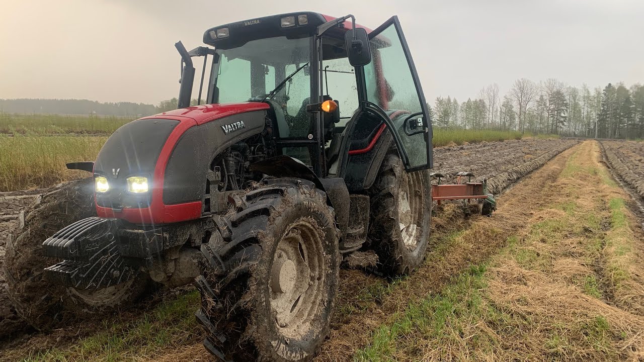 Heinämaiden kyntöä - Kverneland AB85 - Ploughing with Kverneland
