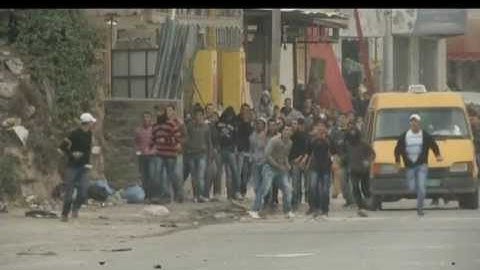 Palestinian protesters clash with Israeli forces in West Bank