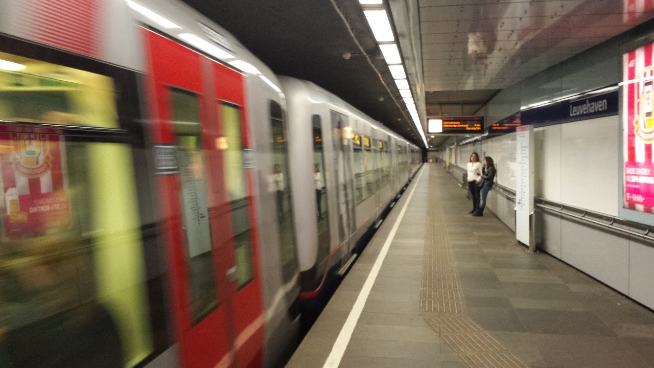 RET Metro 4*Type B (combi Revisie en Reclame) komt aan op station Leuvehaven