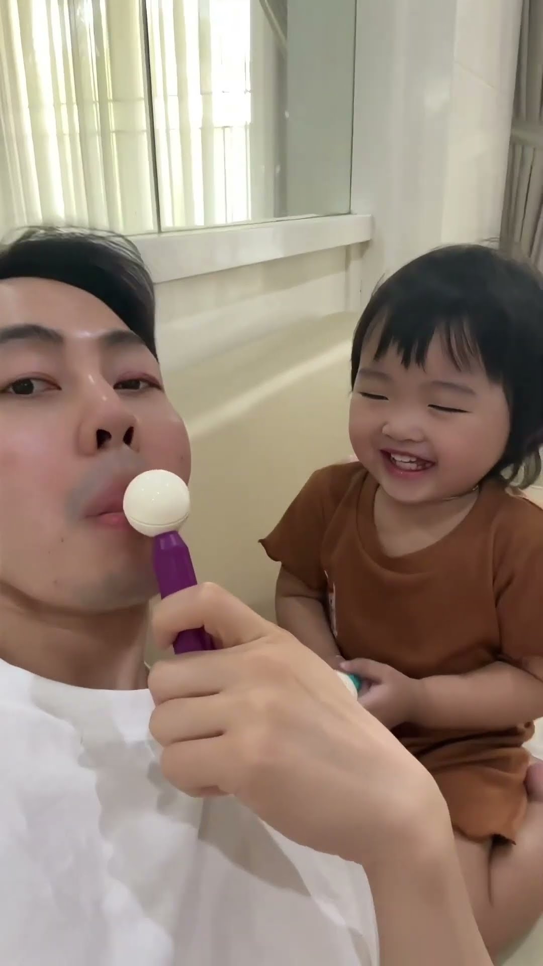 Makan ice cream ?
