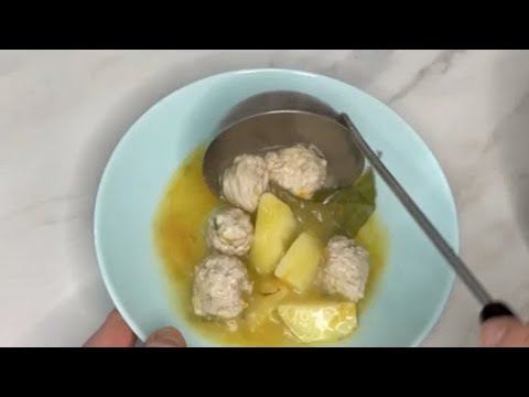 Video: Wie Man Eine Einfache Fleischbällchensuppe Macht