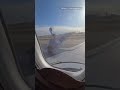 Dopravnímu letounu Boeing 737 během vzletu odpadl kryt motoru a zasáhl klapku křídla