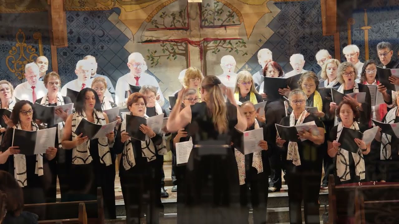 Cinco corais cantando alegria de Natal