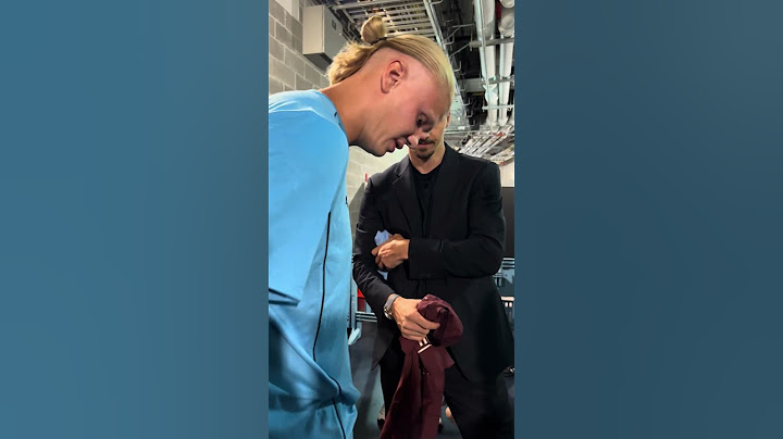 Erling Haaland signs an autograph for Zlatan!