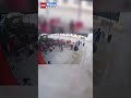 Dramatický moment zachytila kamera ve Vietnamu u školy, kolem které se prohnalo tornádo.
