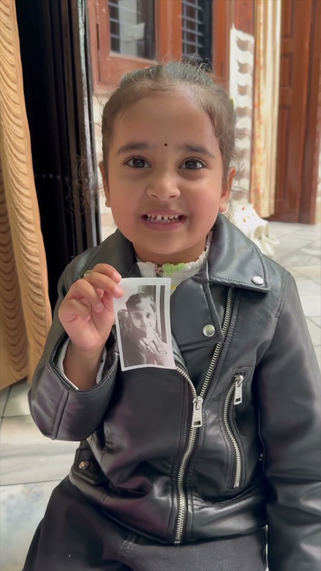 Tinku ne kheechi Anaya ki photo ???