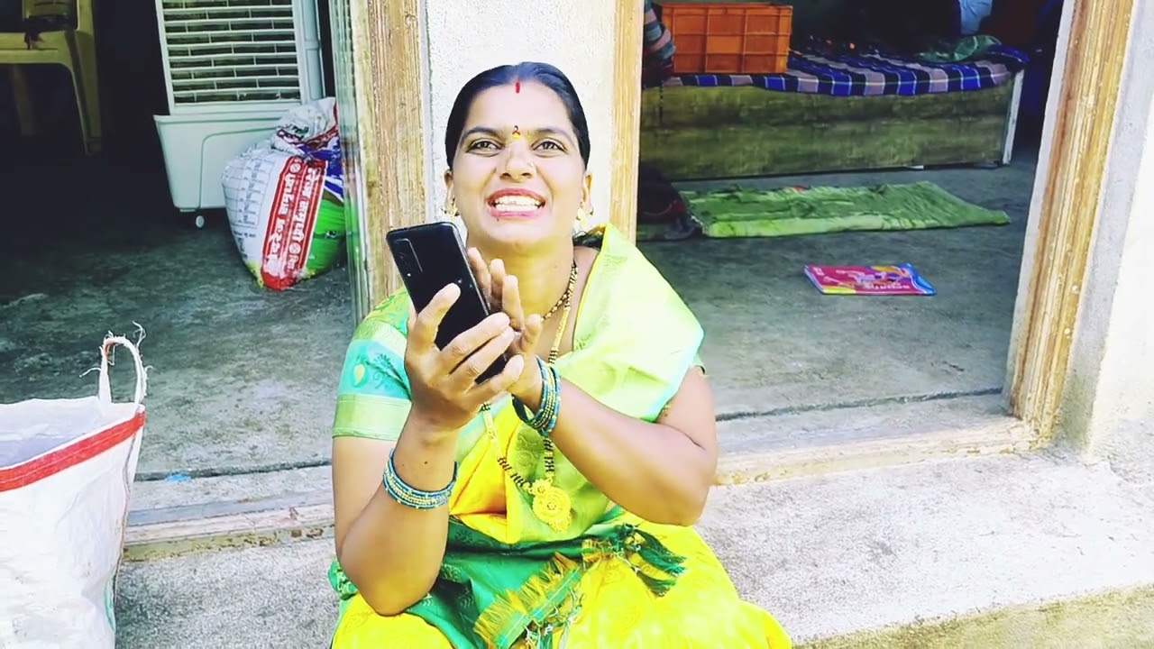 तिच साडी तेच फराळाचं एकिनं दुसरीला.दुसरीनं..पाचवीला अशी नवरात्रीत वाढाण नेण्याची पध्दत असते का कुठं