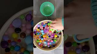 5 Ways To Play With Pompoms In Water. The Perfect Low Prep Toddler Sensory Play Idea. #sensoryplay