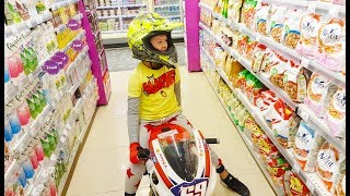 Ali̇ Motoruyla Markete Gi̇rdi̇ Kid Ride On Power Wheels Pocket Sportbike Childrens Bike In Supermarket