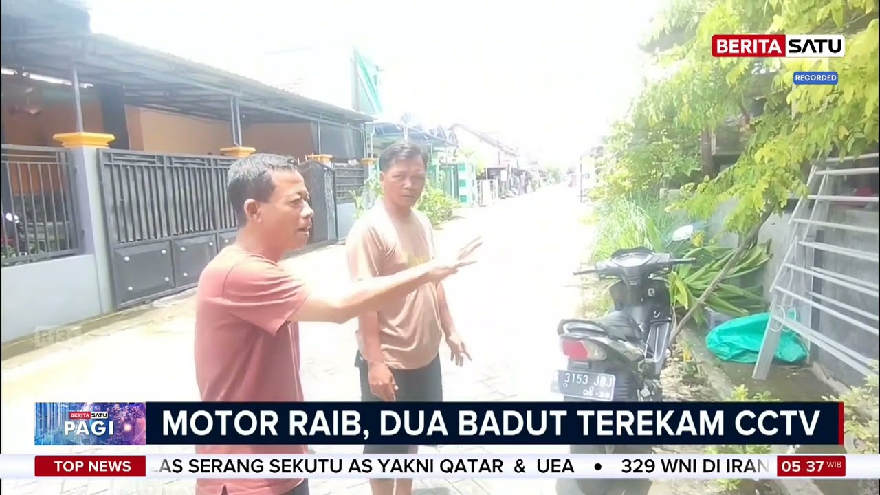 Pencuri Motor di Lamongan Nyamar Jadi Badut Pengamen, Terekam CCTV #beritasatu