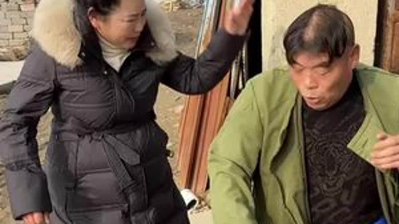 做事不妙，被发现了#农村搞笑段子 #热门 @戚大姐 @狗蛋妈 @嘴哥嘴嫂