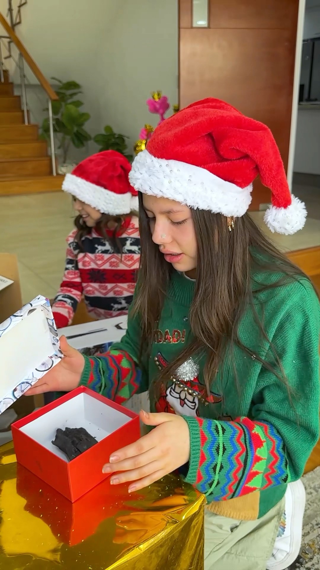 Santa le Regaló CARBÓN a Mis Hermanitas