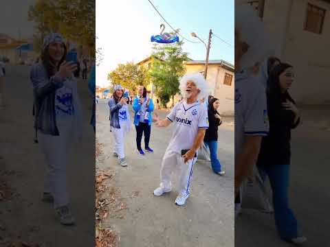 لیدر با تعصب ملوان در کنار بانوان با تعصب ملوانی