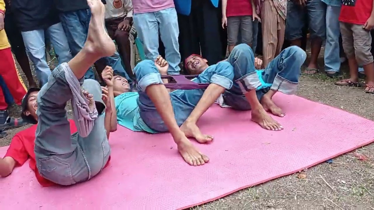 Lomba Pakai Celana Tanpa Tangan