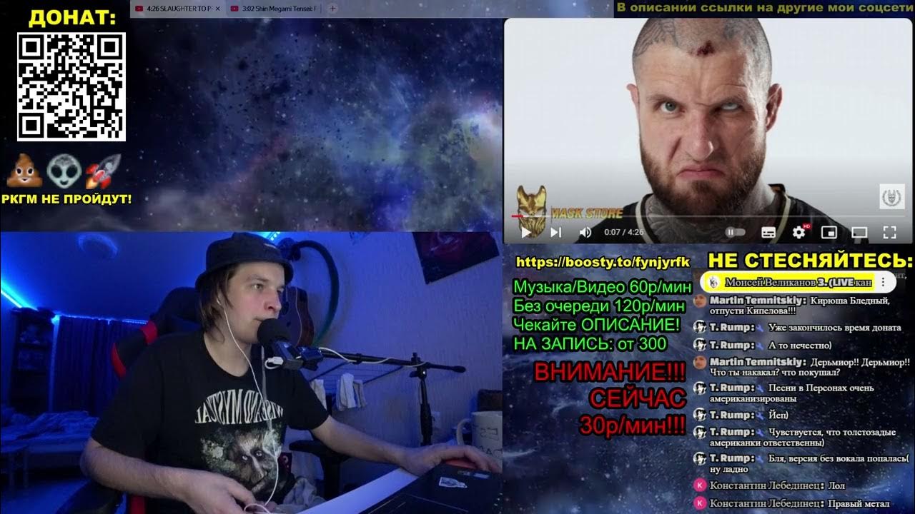 Ер адам тірі тауықты ұрып жатыр.