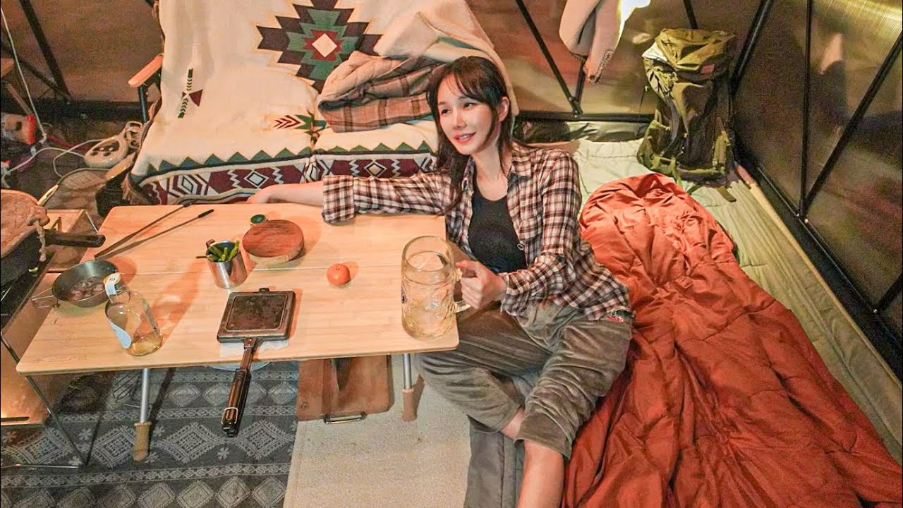 одиночный кемпинг в скрытом долгосрочном кемпинге /гриль из свиной грудинки и суп из говяжьих костей