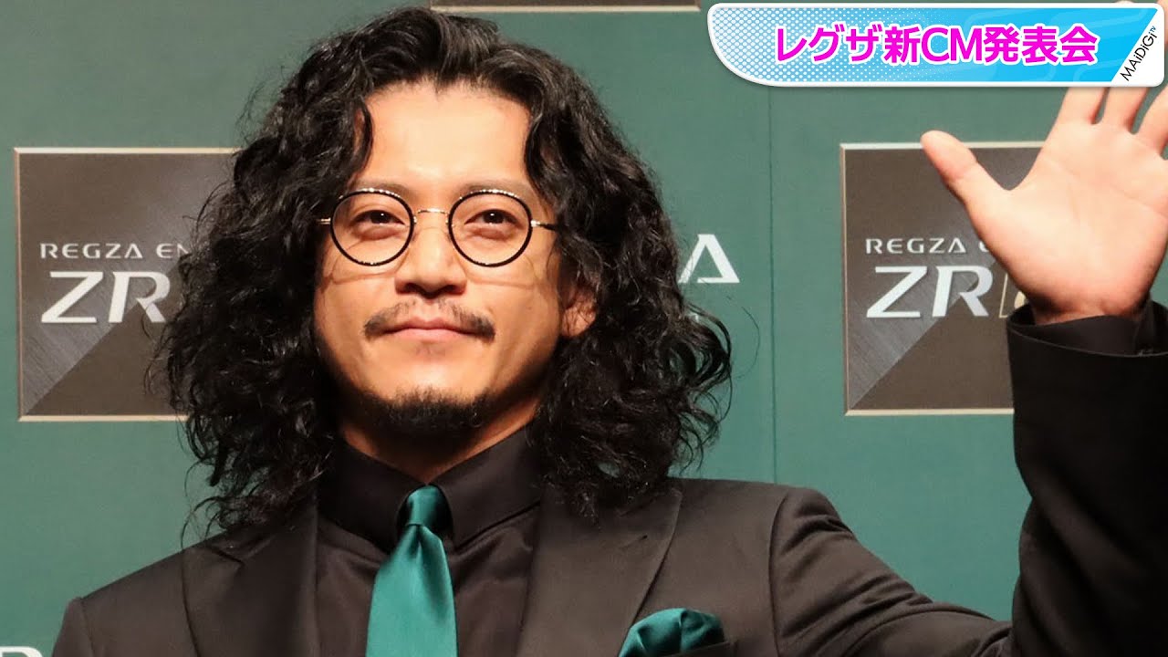 動画 小栗旬 ウエーブヘアにメガネで登場 仕事の エンジン 語る レグザ新cm発表会 毎日キレイ