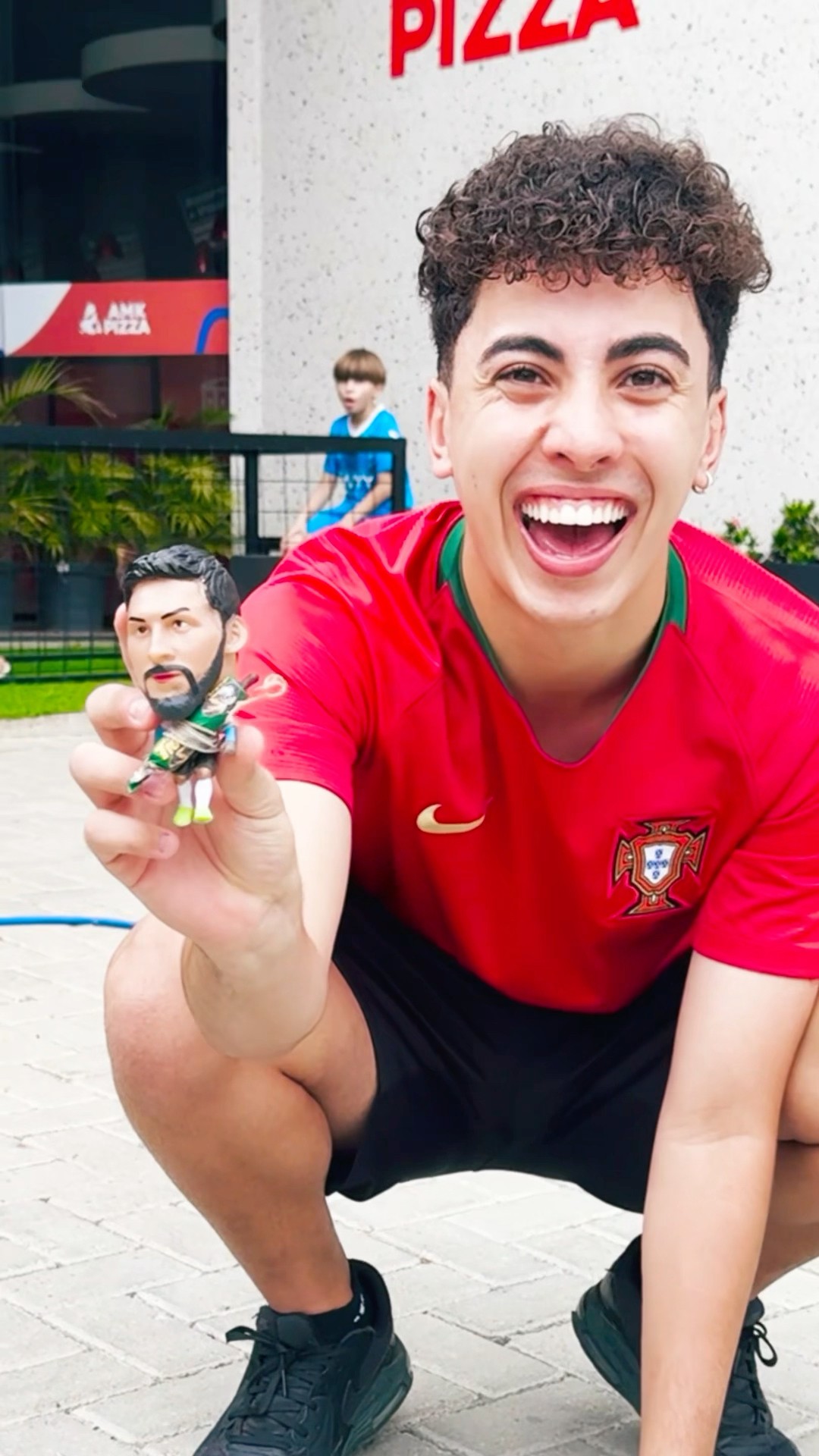 EXPLODI O BONECO DO MESSI QUE MEU IRMÃO GANHOU DA NAMORADA!?