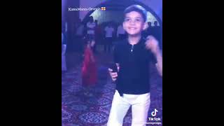 طفل يغني اغنية العصابات الروسية بشكل رهيب ويشعل الحفلة بصوته ورقصته الجميلة