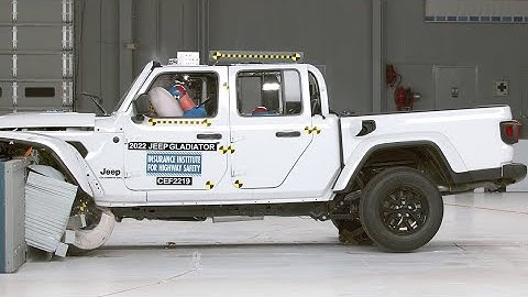 2022 Jeep Gladiator updated moderate overlap crash test (extended footage)