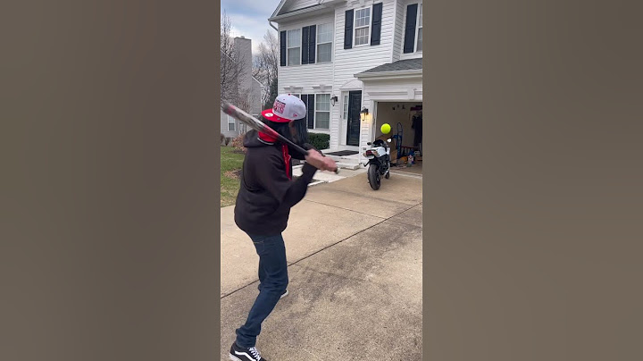 O CARA CERTOU O CANO DA MOTO COM UMA BOLA DE TÊNIS BATENDO COM UM TACO DE BASEBALL.😱🤯🤩 #shorts