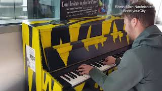 Freiluftklavier im Hauptbahnhof Mainz