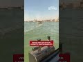 Venezia, surfa sul tetto del vaporetto: turista denunciato