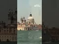Venezia, surfa sul tetto del vaporetto: turista denunciato