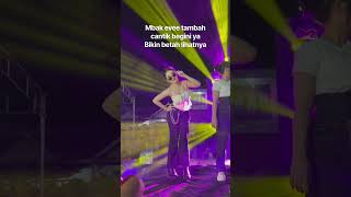 Pesonanya mbak evee bikin gagal fokus