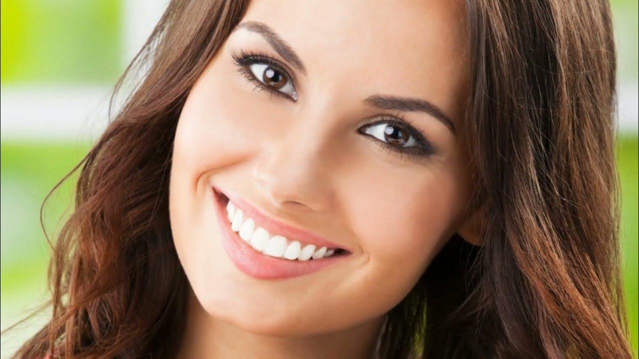 Девушка улыбается. Красивые женские зубы. Девушка с винирами. Улыбка. За такую красивую улыбку.