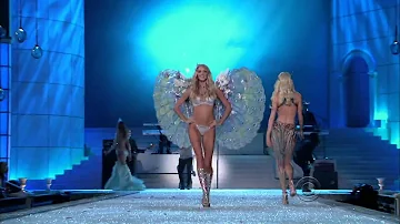 Maroon 5 - Moves Like Jagger -Victoria's Secret Fashion Show 2011 Live HD.MP4