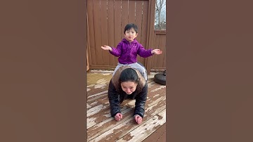 Cute baby gets surprise pranks dad 🤣👶🏻❤️👧🏻😱