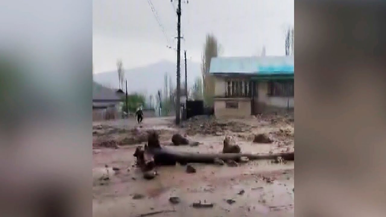 Более 400 спасателей борются с последствиями схода селя в Джалал-Абадской области в Кыргызстане