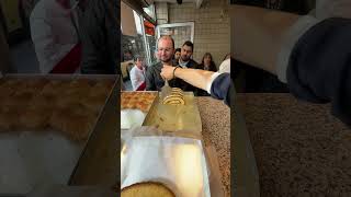 Önünde Sıra Bitmeyen.parlar Pastanesi