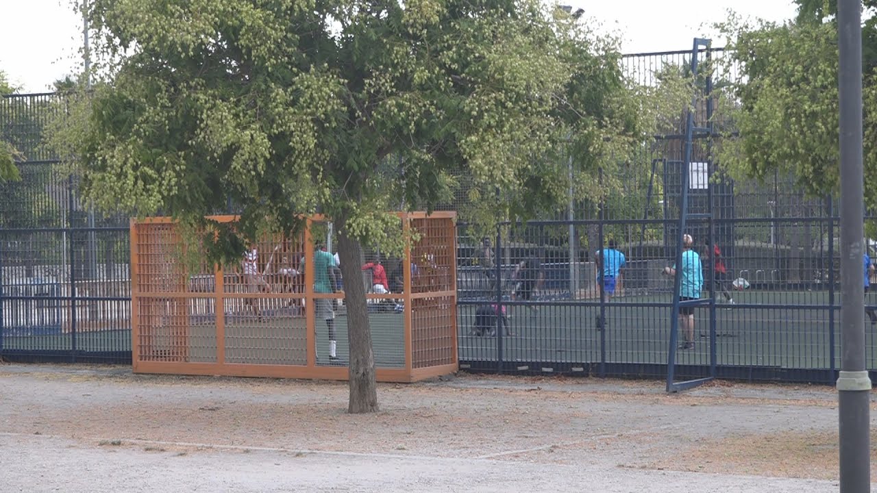 Els veïns del Cruyff Court de Vilanova  diuen prou al soroll que pateixen de nit i matinada