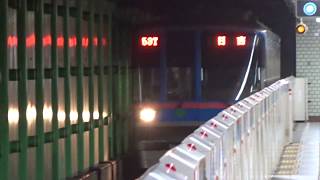 緑色の支柱が並ぶ8両化の長さに対応したホームの春日駅に到着する都営三田線日吉行き6300形