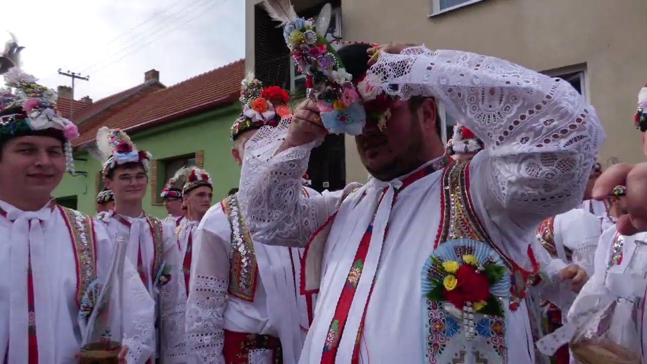 DOLNÍ BOJANOVICE-VÁCLAVSKÉ nedělní HODY (před domem třetího stárka a masové juchání chasy)