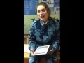 Une jeune fille des cadets russes chante "Когда мы были на войне" ou "Lorsque nous étions en guerre"