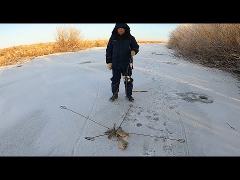 Видео: НАШЛИ МЕСТО ГДЕ КАРАСИ БУРЛЯТ В КОРЯГАХ! ВСКРЫЛИ ВЕСЬ ЛЁД- НО РЫБЫ ПОЙМАЛИ. Рыбалка на ХАПУГУ-ХЛОПОК