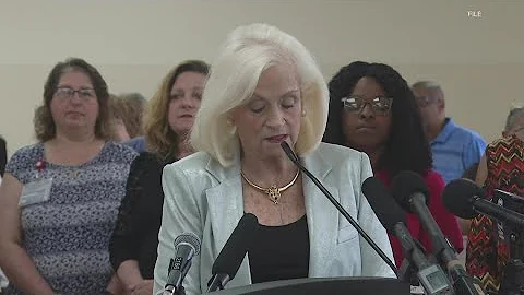 Bobbie Holsclaw to be sworn into office for sevent...
